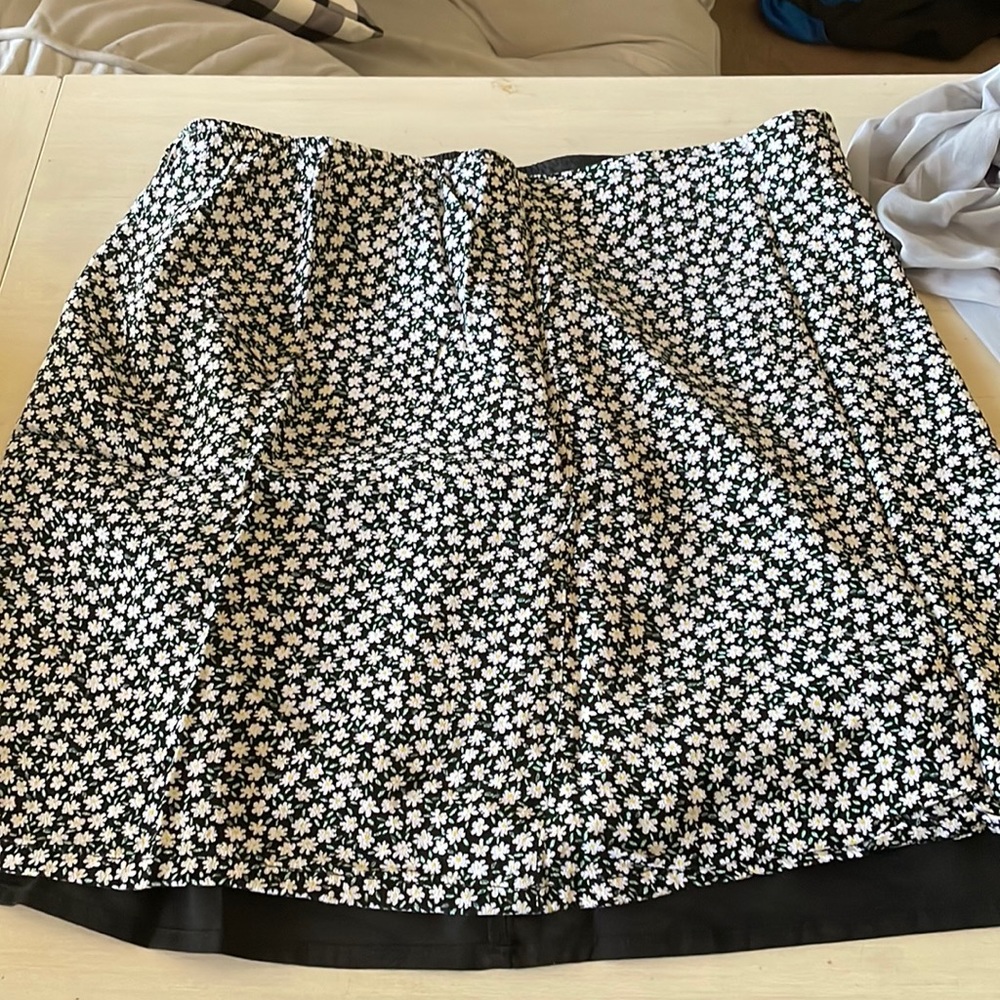 Back daisy floral mini skirt